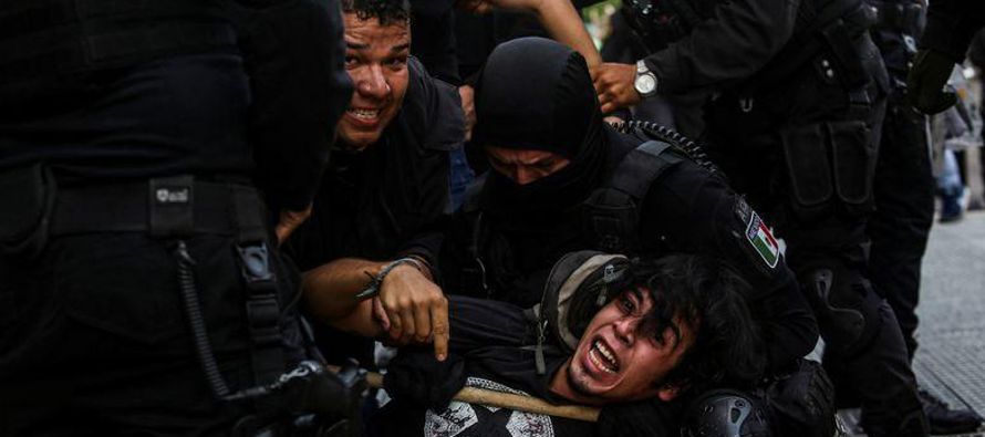 El gobernador de Jalisco agitado por enfrentamientos entre fuerzas de seguridad y manifestantes se...
