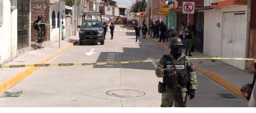 Diez hombres fueron asesinados por un grupo de sicarios dentro de un centro de...