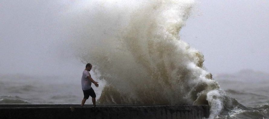 La tormenta tropical Cristóbal llegó el domingo a la costa de Luisiana con vientos de...