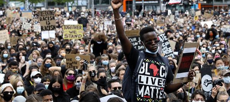 Londres vivió el domingo una manifestación masiva, en su mayor parte pacífica...