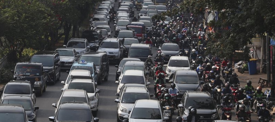 Yakarta, hogar de 11 millones de personas, ha estado bajo restricciones sociales de gran escala...