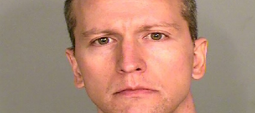 Derek Chauvin, de 44 años, también es acusado de asesinato en tercer grado y...