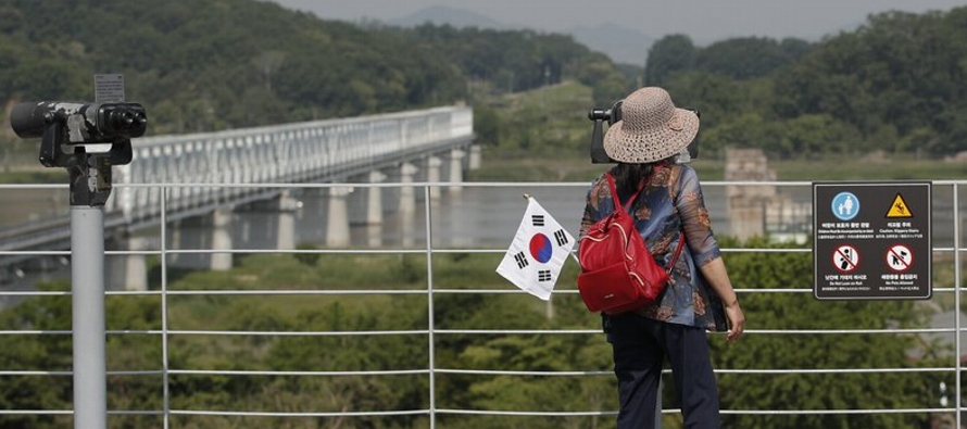 El gobierno liberal de Corea del Sur, que respalda mantener grandes vínculos con el Norte,...