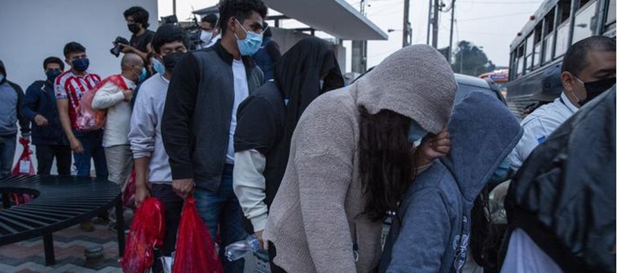 Según la cancillería guatemalteca, el Servicio de Control de Inmigración y...