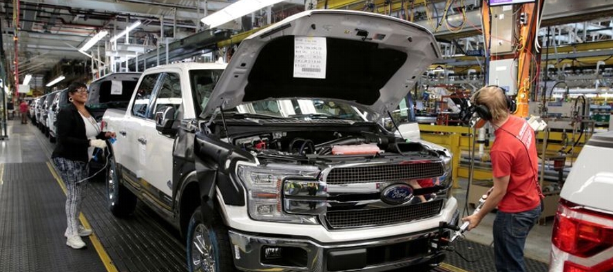 Ford y otros fabricantes de automóviles de Detroit reanudaron la producción en...