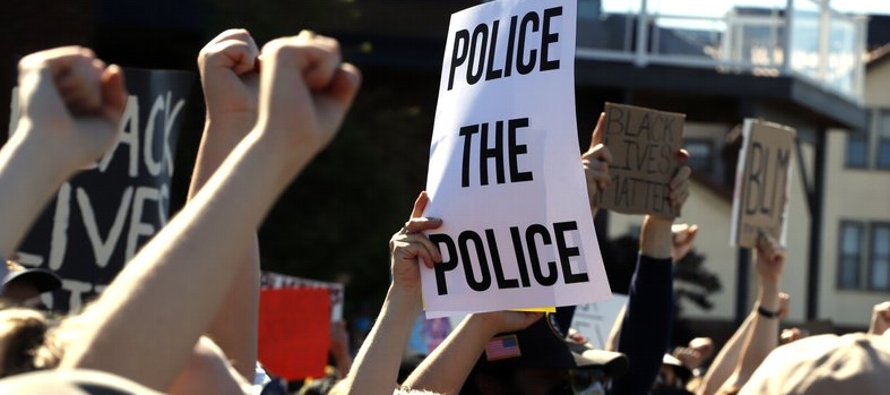 Las denuncias ciudadanas contra la policía en Estados Unidos se mantienen en gran parte...