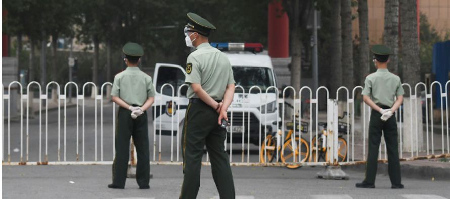Once barrios residenciales en el sur de Pekín están confinados tras el reporte de...