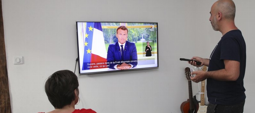 En un discurso televisado a la nación por la tarde, Macron pidió “unidad”...