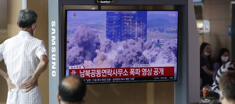 El Norte demolió el martes un edificio de oficinas vacío donde las dos Coreas...