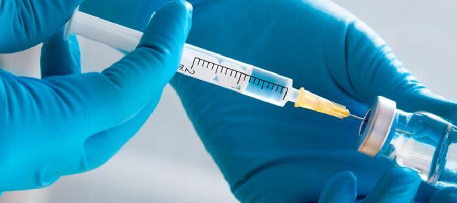 Dos formas de la vacuna desarrollada por el instituto de investigaciones Gamaleya, basado en...