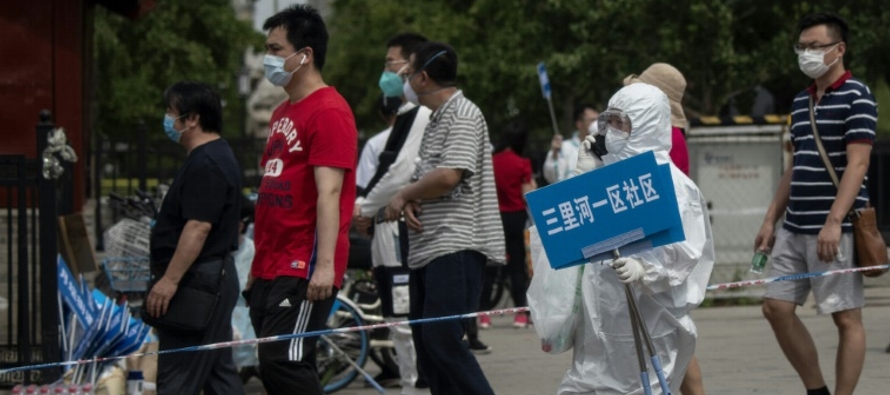 Las autoridades chinas consideran la situación epidémica de Pekín...