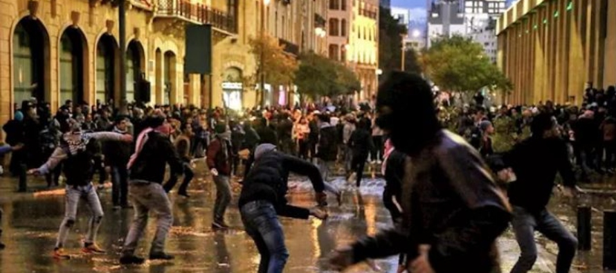 Los antidisturbios han respondido lanzando gases lacrimógenos a los manifestantes, algunos...