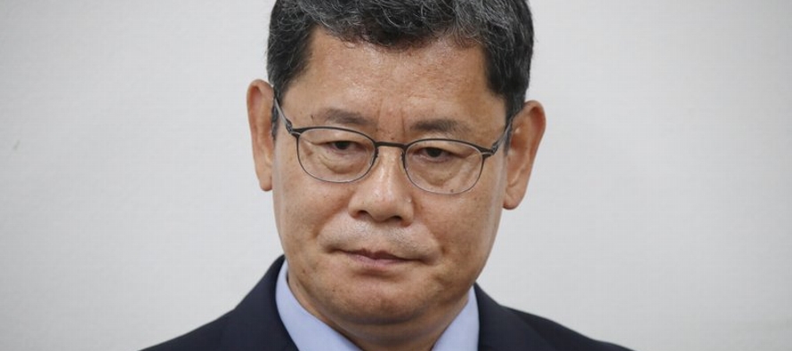 El ministro surcoreano ofreció su renuncia luego de que Corea del Norte, en una...