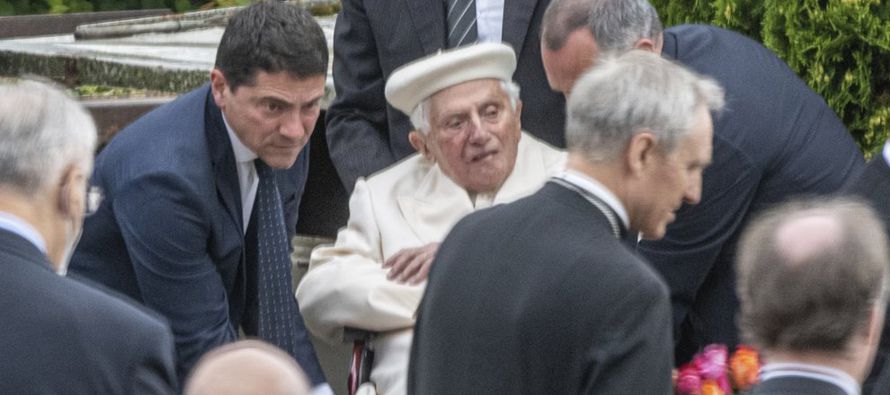 Benedicto XVI también visitó a su hermano, Georg Ratzinger, quien vive en un...
