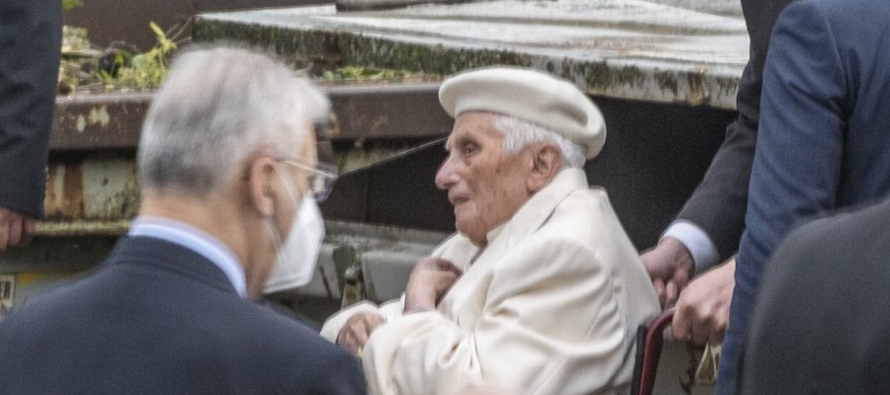 El pontífice retirado, de 93 años, llegó el jueves a Alemania para ver a su...