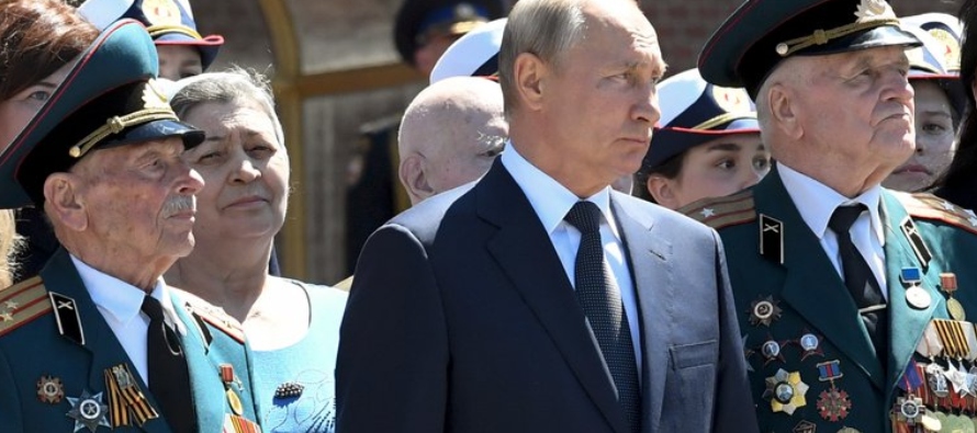 Putin depositó una corona de flores en la Tumba del Soldado Desconocido en el muro del...