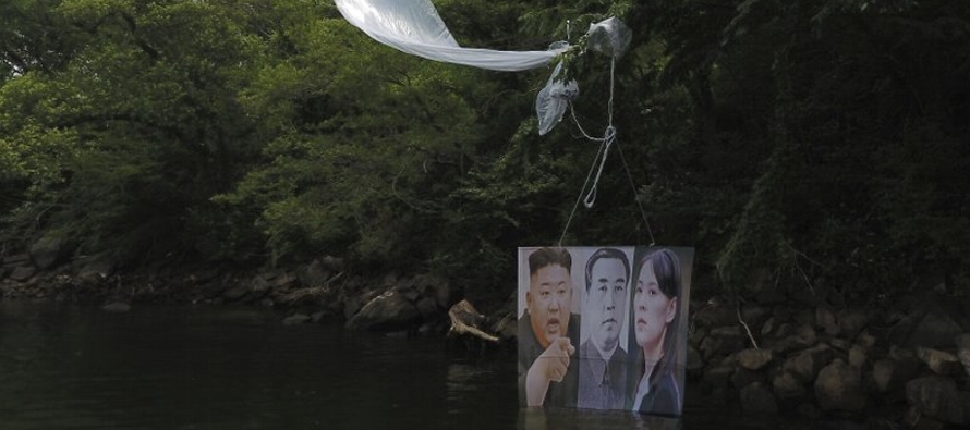 El activista Park Sang-hak dijo que su organización lanzó 20 grandes globos con...