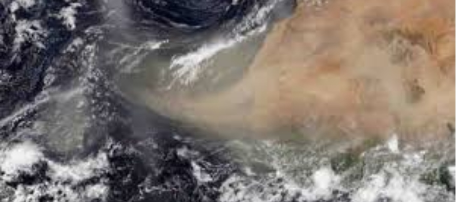 Se espera que el polvo de Sahara ingrese a El Salvador en horas de la tarde y noche del martes y la...