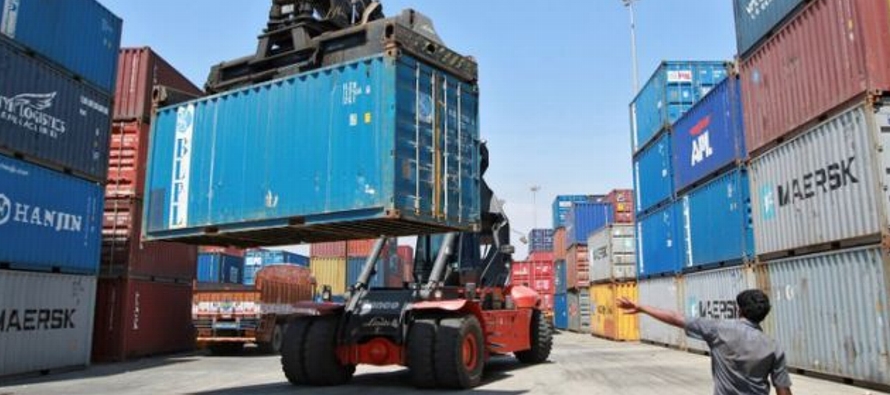 Los oficiales de aduanas de los principales puertos indios han retenido contenedores procedentes de...