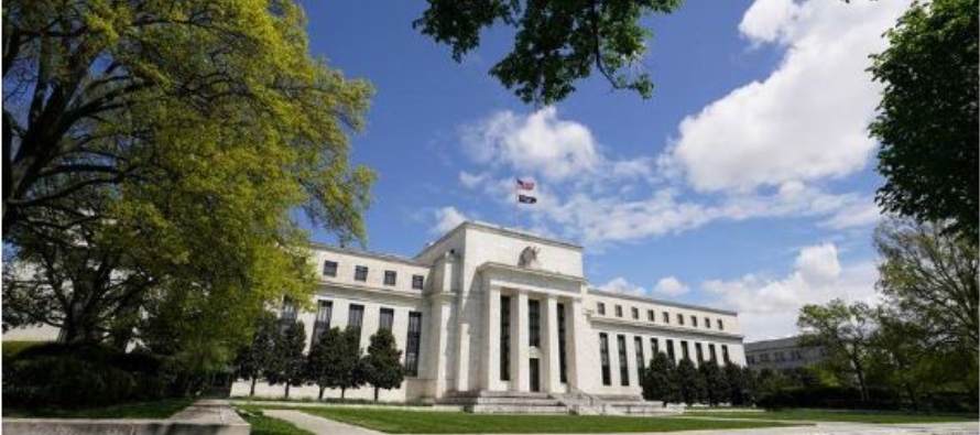 Con eso en mente, la Fed anunció que establecería un límite a la cantidad que...