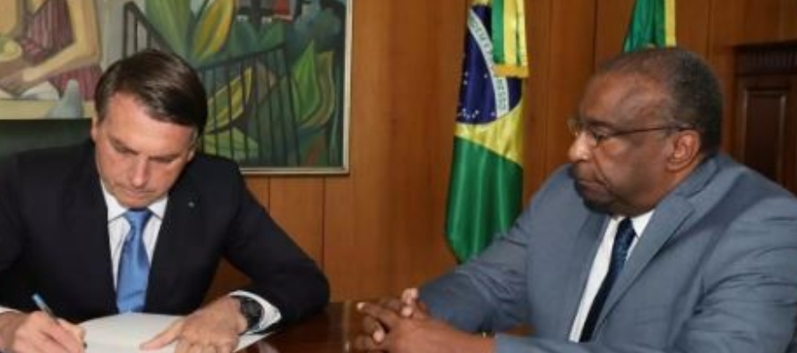 Bolsonaro dijo la noche del lunes que “por inadecuaciones curriculares el profesor...