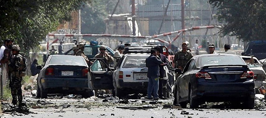 Un coche bomba y los proyectiles de morteros golpearon el lunes el mercado en el distrito de...