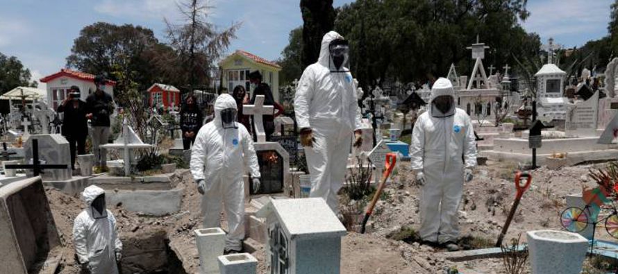 México rebasó el sábado las 30,000 muertes por COVID-19 y desplazó a...