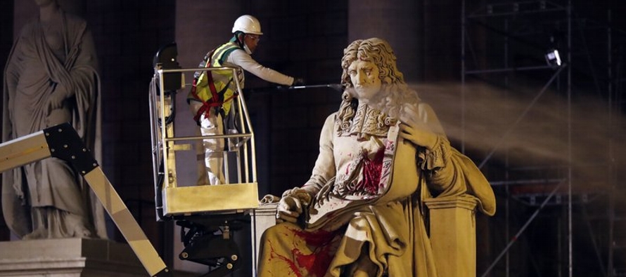 Mientras en Estados Unidos y algunos países europeos han retirado estatuas consideradas...