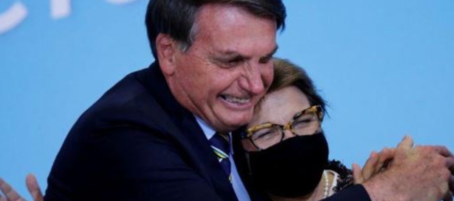 El presidente brasileño a menudo ha desafiado las directrices locales, como usar mascarillas...