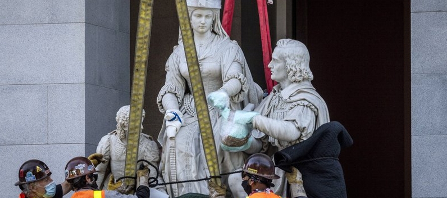 Es la estatua más reciente de Colón y otras figuras coloniales en ser retirada o...