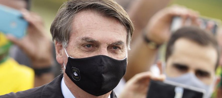 Bolsonaro anunció el martes que había dado positivo en el nuevo coronavirus, tras...