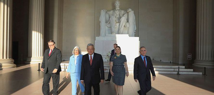 Un paseo por el memorial de Abraham Lincoln ha sido la actividad inicial de López Obrador en...