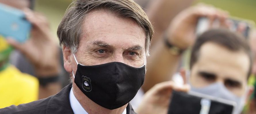 El martes, Bolsonaro anunció que dio positivo al virus, después de meses de restar...