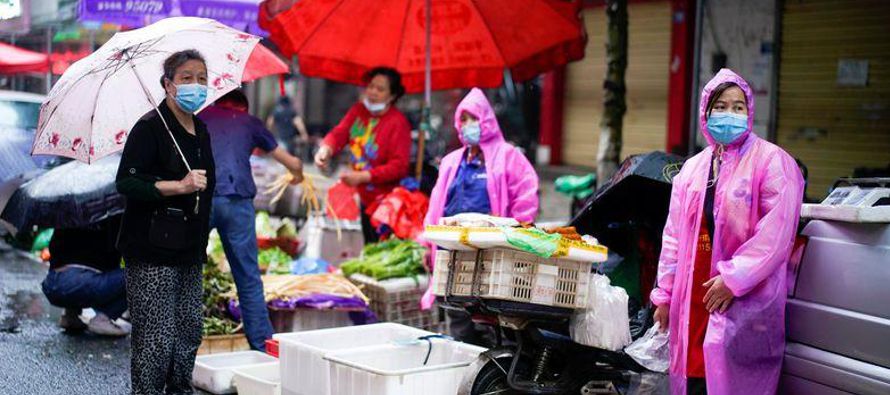 Se cree que el virus surgió en un mercado mayorista en la ciudad de Wuhan a fines del...