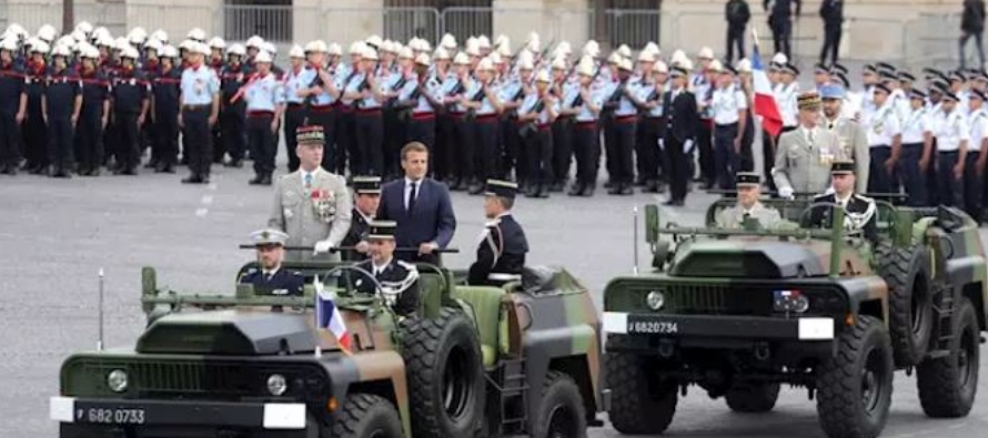 Macron ha hecho estas declaraciones tras participar en un reducido desfile militar en la Plaza de...