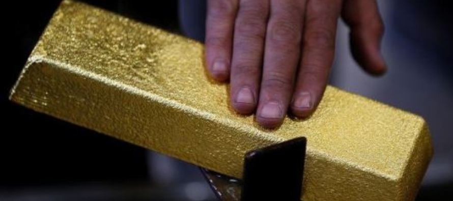 El oro al contado cayó un 0,8% a 1.796 dólares por onza, mientras que los futuros de...