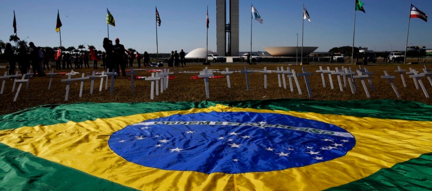 "El alza en Brasil ya no es exponencial, ha alcanzado una meseta", afirmó el...