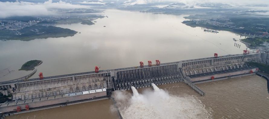 Las autoridades en el centro de China volaron una presa el domingo para liberar el agua que...