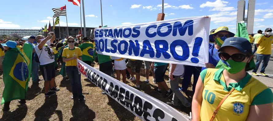 Ataviados con los colores de la bandera de Brasil, los manifestantes desfilaron por la Explanada de...