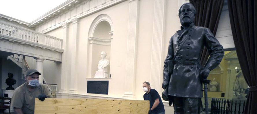 Entre los monumentos retirados durante la noche, una estatua de bronce del general Robert E. Lee se...