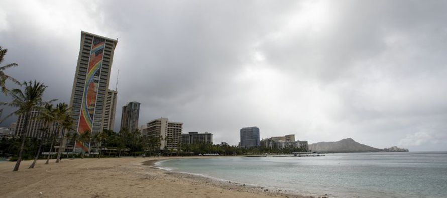 Fuertes lluvias y vientos azotaron la isla de Maui el domingo al avanzar el huracán Douglas...