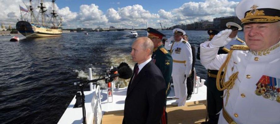Putin, quien dice que no quiere iniciar una carrera armamentista, suele hablar de una nueva...