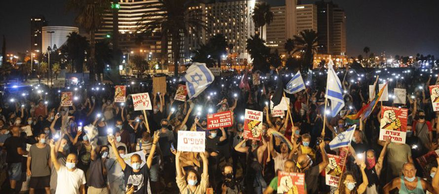 Miles de personas se manifestaron ante la residencia oficial de Netanyahu en Jerusalén y...