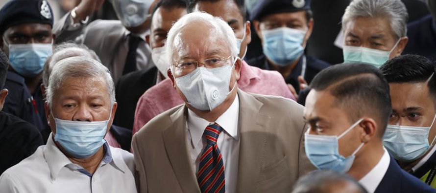 Najib se mostró calmado y serio al convertirse en el primer líder malasio en ser...