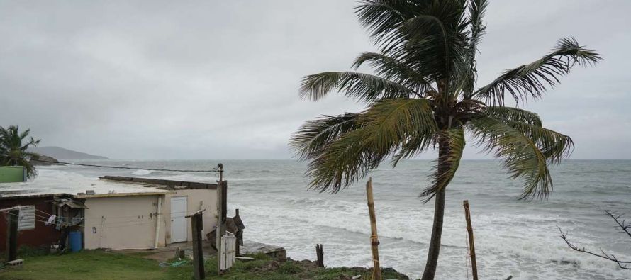 Las condiciones de tormenta tropical continuaban en parte de las Islas de Sotavento, Estados Unidos...