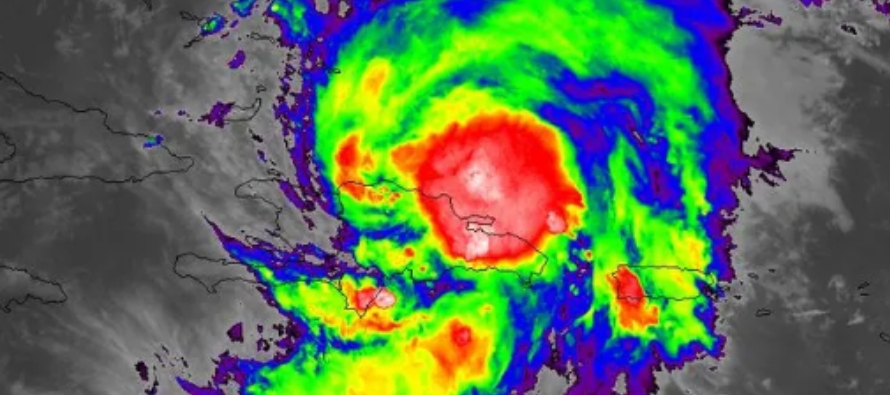 Se emitieron alertas de tormenta tropical para las islas Turcas y Caicos y para algunas partes de...