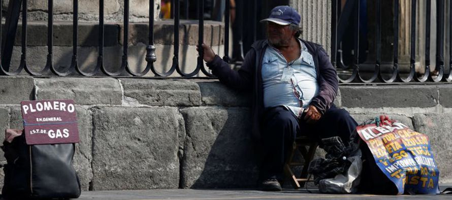 Cada vez más mexicanos están echando mano de sus pensiones ante la crisis desatada...