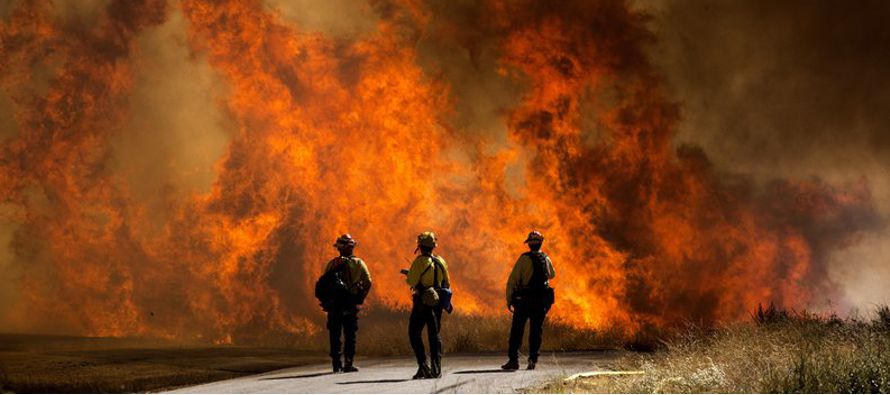  Miles de personas fueron evacuadas el domingo debido a un voraz incendio al este de Los...