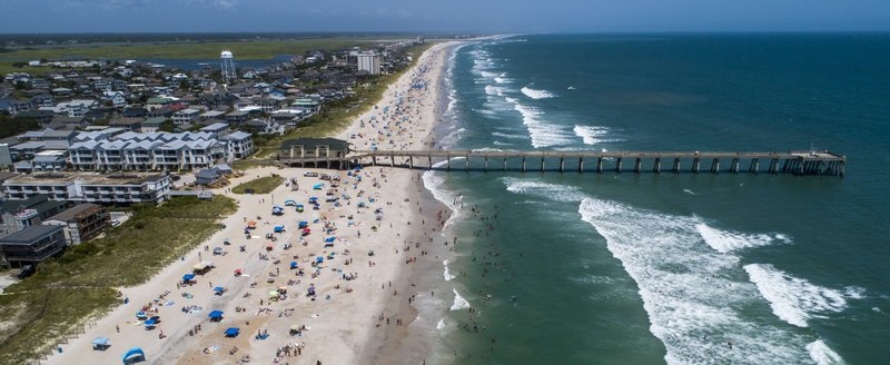 Las autoridades en Myrtle Beach, Carolina del Sur, ordenaron a las personas salir del agua para...