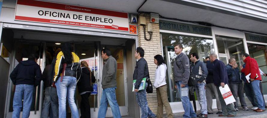 La cifra total de desempleados asciende a 3.773.034, un 2,33% menos que en junio, según dijo...